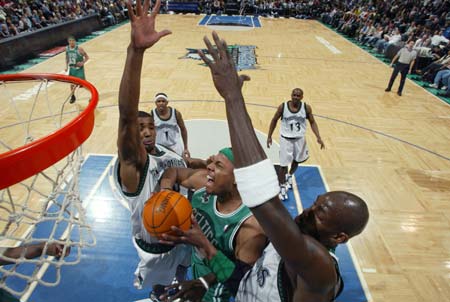 勇士三分火力强劲，全队状态火热（勇士外线火力全开，球队整体手感炙热）