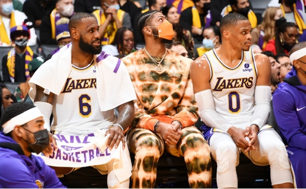 表现不错！萨格斯半场10中5得到14分3篮板3助攻（手感不俗！萨格斯半场10投5中砍下14分3篮板3助攻）