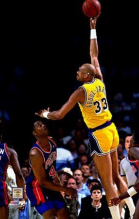 欧冠积分榜分析：各队晋级形势紧张,（欧冠积分榜解读：出线竞争白热化）