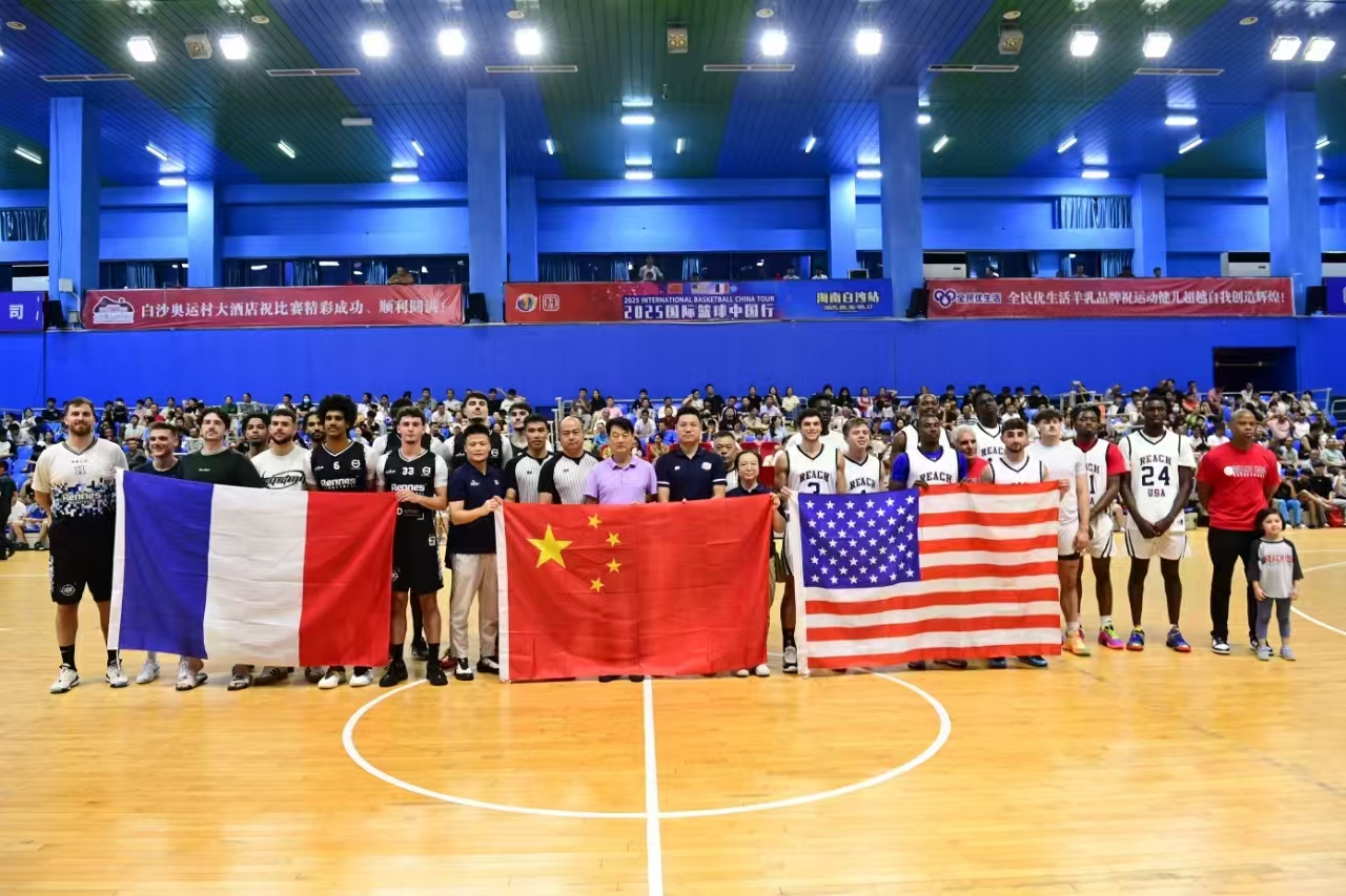 💥愤怒了！梅西离开体育场后，球迷冲场投水瓶+撕毁海报（梅西离场后爆发骚乱：球迷冲入场内投掷水瓶并撕毁海报）