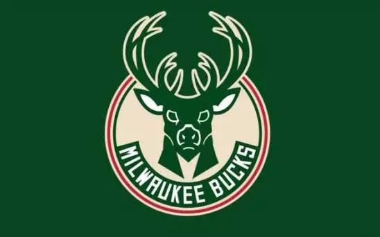 詹姆斯高空接力扣篮，点燃全场（詹姆斯空接重扣，全场沸腾）