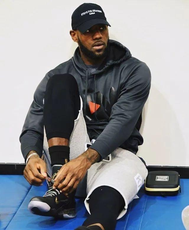 跟队记者：莱奥续约谈判还没正式开启，但俱乐部正在讨论（队记：莱奥续约谈判尚未启动，俱乐部已展开讨论）