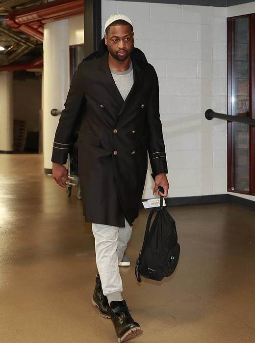 中场核心破门后致敬球迷，感人一幕（中场大将建功后向球迷致意，暖心一刻）